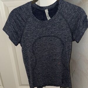 Lululemon Athletica heathered grey Short Sleeve Shirt 2.0 waist length size 4